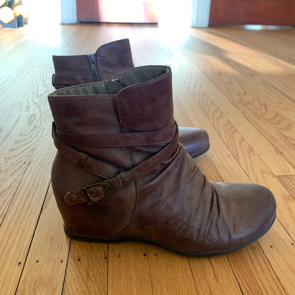 Baretraps Wedge Bootie - Picture 6 of 9